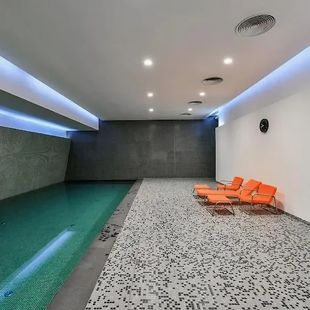 아파트 Exceptional Calm 3br, 2.5ba With Patio, Pool & Gym 프라하