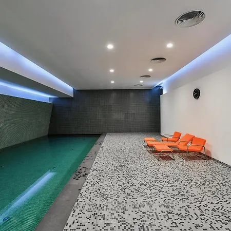 Exceptional 3br With Gym Pool And Terrace Praga