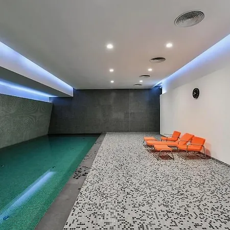 Appartement Exceptional 3Br Apartment With Gym Pool And Terrace Praag